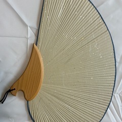 希少品！和風柄の天然木製柄の大判うちわの画像