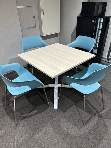 テーブルとチェア4脚