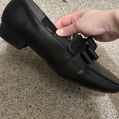 黒パンプス、リボンの画像
