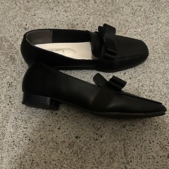 黒パンプス、リボンの画像