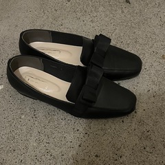 黒パンプス、リボンの画像