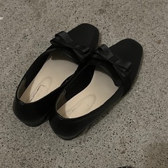 黒パンプス、リボンの画像