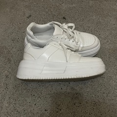 白スニーカーの画像