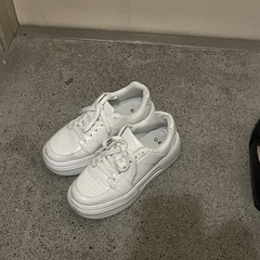白スニーカーの画像