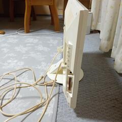 2段ぐらいのカラーボックスを上に乗せることができます テレビ台がなくてもカラーボックスの上に乗るぐらいのサイズです 縁が白いテレビですの画像
