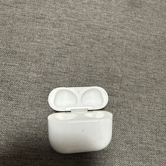 AirPods第三世代本体 ホワイト 充電ケース、カバー付き。の画像