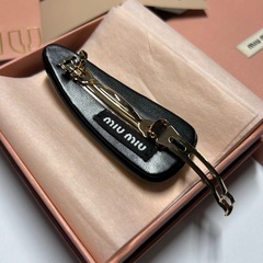 MIUMIU ヘアバレッタブラックの画像