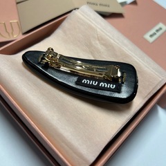 MIUMIU ヘアバレッタブラックの画像