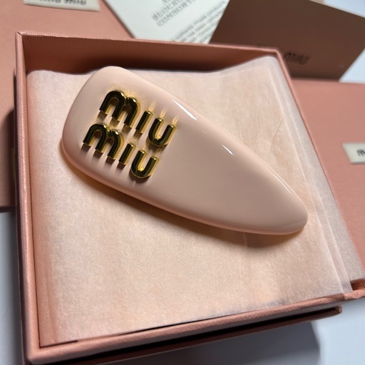 MIUMIU ヘアバレッタ ピンク