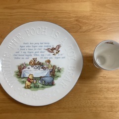 ディズニーの皿とカップのセットの画像