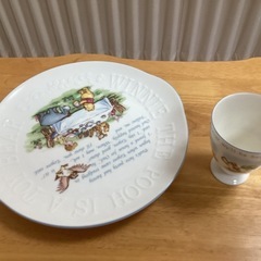 ディズニーの皿とカップのセットの画像