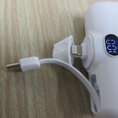 ( M-743 )モバイルバッテリー 小型 6000mAh 大容量 iPhone15対応 2.1A急速充電 超ミニ 充電器 2台同時充電 ケーブル内蔵 超軽量 スマホ充電器 iPhone Android 対応 中古 動作確認済みの画像