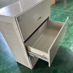 3段キャビネットとその他の画像