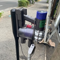 NO：3885充電台付きDyson掃除機‼️部品取りジャングル品‼️超お買い得品❣️の画像