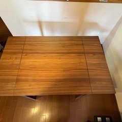 拡張可能な木製ダイニングテーブル・椅子2脚のセットの画像