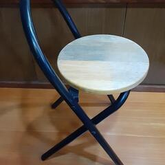 折りたたみ椅子の画像