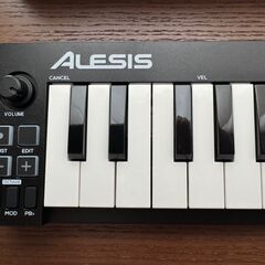ALESIS Qmini Compact 32-Key USB-Midi Keyboard Controllerの画像
