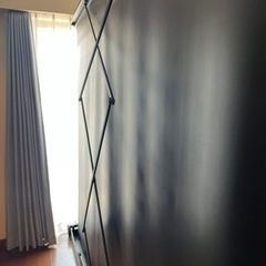 持ち運び＆設置が簡単な、**床置きタイプの自立式プロジェクタースクリーン（100インチ・16:9）の画像
