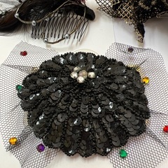 ヘアアクセサリーとブローチの画像