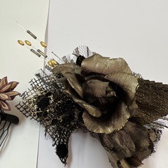 ヘアアクセサリーとブローチの画像