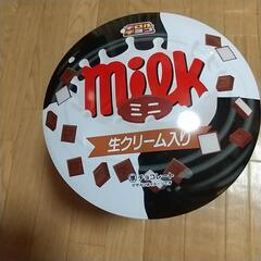 お菓子の缶の画像