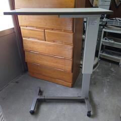 介護用　昇降式ベッドサイドテーブルの画像