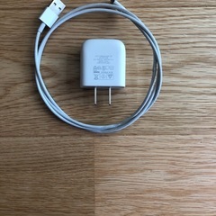 USB-C充電ケーブルとUSB電源アダプタの画像