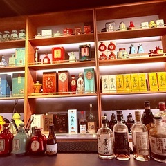 紹興酒専門BARでのホールスタッフの画像