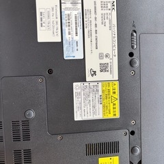 ノートパソコンと本棚の画像