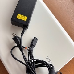 ノートパソコンと本棚の画像