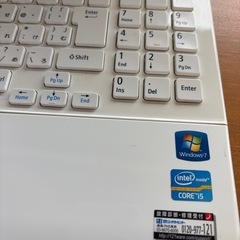 ノートパソコンと本棚の画像