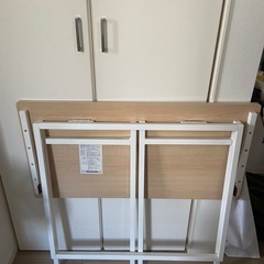 折りたたみデスクの画像
