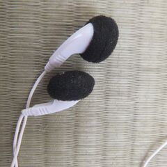 ホワイト 有線イヤフォンです。動作確認済みの画像