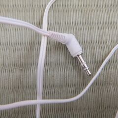 ホワイト 有線イヤフォンです。動作確認済みの画像