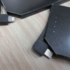 ( M-747 )TNTOR モバイルバッテリー ２個セット 軽量 小型 超薄 6.8mm 5000mAh ライトニングケーブル内蔵 ios対応 Type-C スマホ充電器 PSEマーク認証 ブラック 黒 中古 動作確認済みの画像