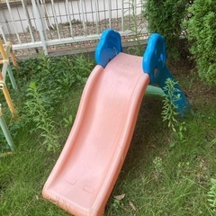 子どもの鉄棒、滑り台の画像