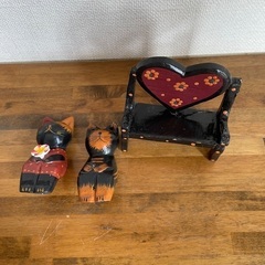 ネコの置き物　ペンチ付きの画像