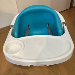 ベビーチェアとおもちゃの画像