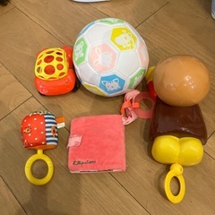 ベビーチェアとおもちゃの画像