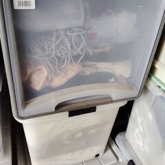 衣装ケース 衣類入り 多数の画像