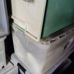 衣装ケース 衣類入り 多数の画像
