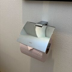 壁に穴をあけないトイレットペーパーホルダー小物置き(INAXシルバータイプ用)の画像