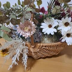 可愛いカゴと造花の画像