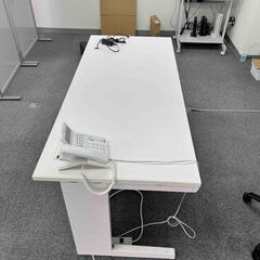 平日8/15まで オフィス家具（パソコンデスク2個、袖机、パーテション2枚、椅子）、キャンプデスク、無電源装置の画像