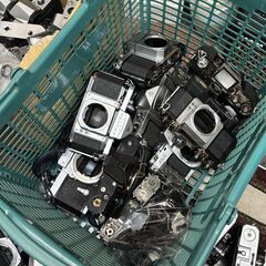 スクラップ オールドカメラ 部品 大量◆部品取り出来るものかどうか分かりませんが、買い物かご2個分あります◆取りに来て頂ける方♪の画像