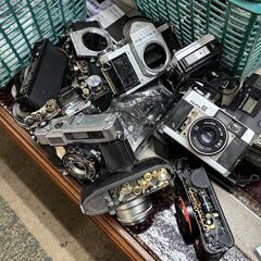 スクラップ オールドカメラ 部品 大量◆部品取り出来るものかどうか分かりませんが、買い物かご2個分あります◆取りに来て頂ける方♪の画像