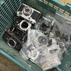 スクラップ オールドカメラ 部品 大量◆部品取り出来るものかどうか分かりませんが、買い物かご2個分あります◆取りに来て頂ける方♪の画像