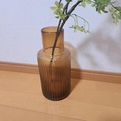 花瓶と枝物造花の画像