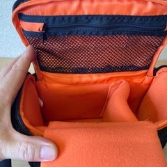 一眼カメラのカメラバック　品番：200-DGBG008BK ここがポイント！ ・カメラ本体と予備レンズを収納可能 ・間仕切りでレイアウトに変更できる ・厚めのクッションで機器を保護 ・小物を収納できるポケット付きの画像