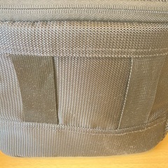 一眼カメラのカメラバック　品番：200-DGBG008BK ここがポイント！ ・カメラ本体と予備レンズを収納可能 ・間仕切りでレイアウトに変更できる ・厚めのクッションで機器を保護 ・小物を収納できるポケット付きの画像